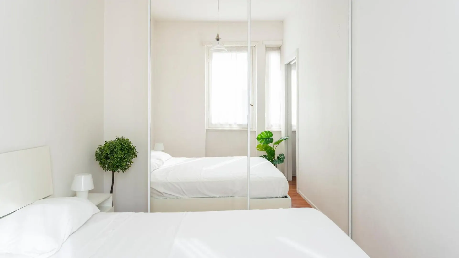 White & Beauty In Milan Center Apartment Italy