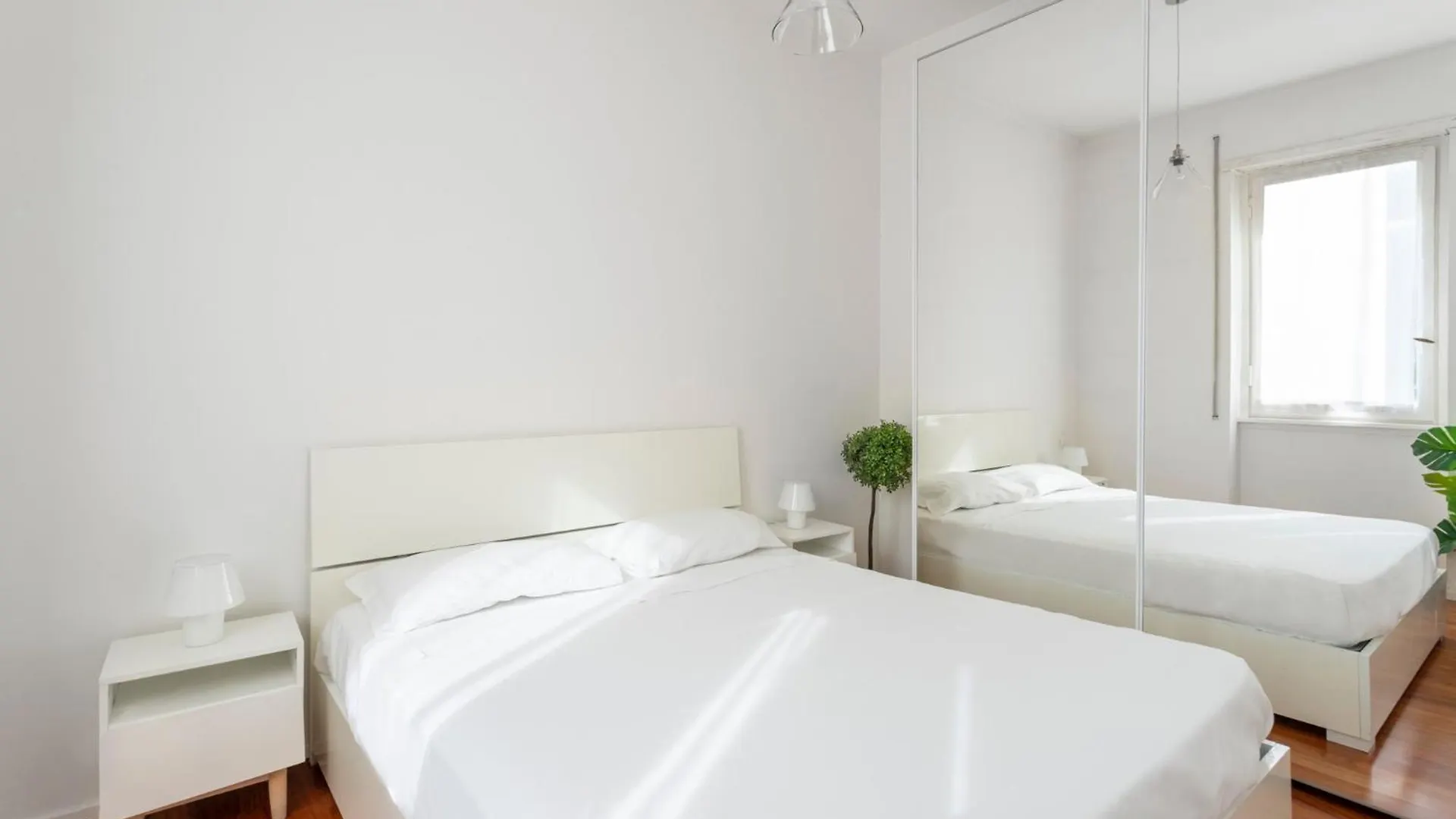 White & Beauty In Milan Center Apartment Italy