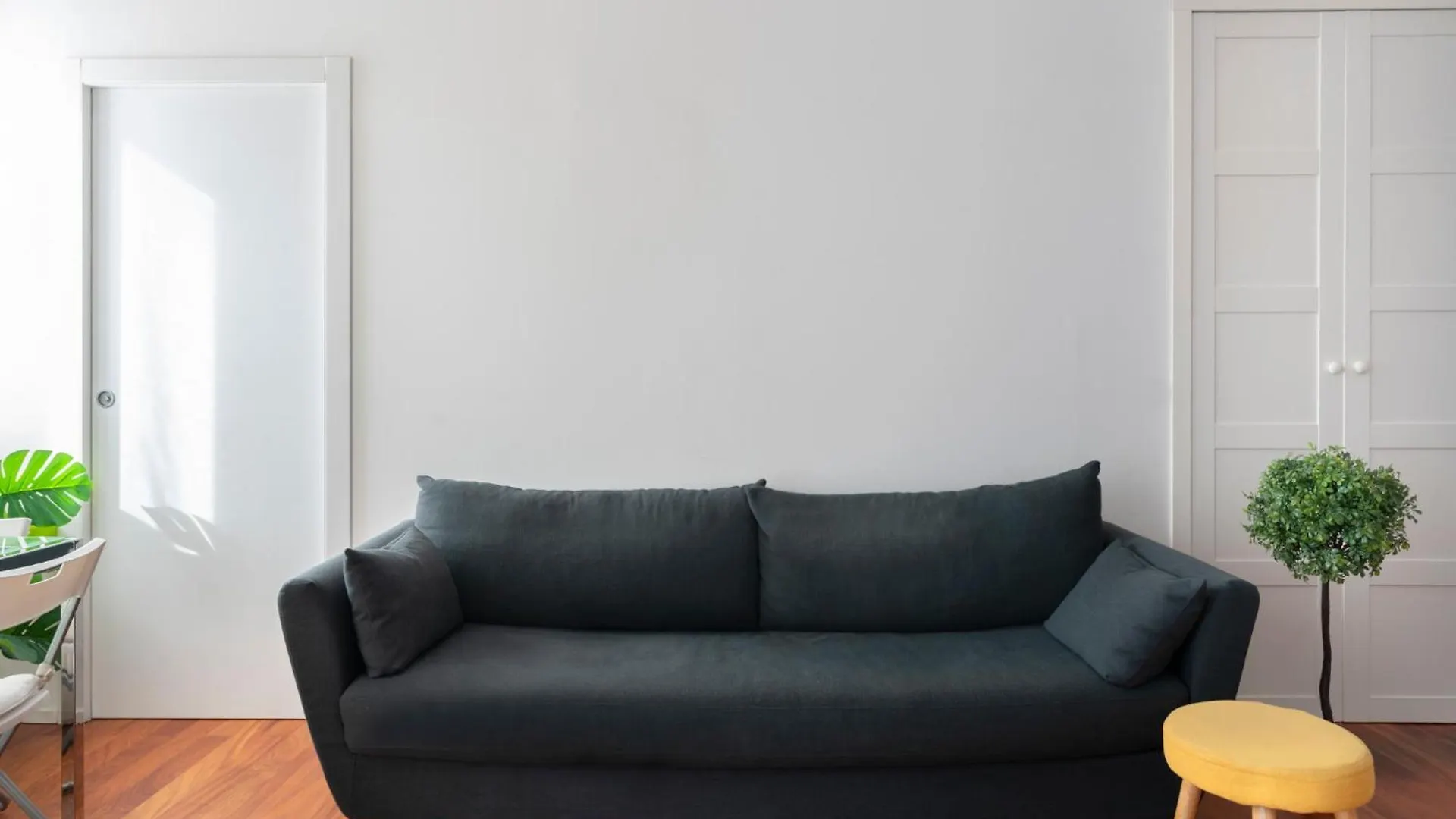 White & Beauty In Milan Center Apartment