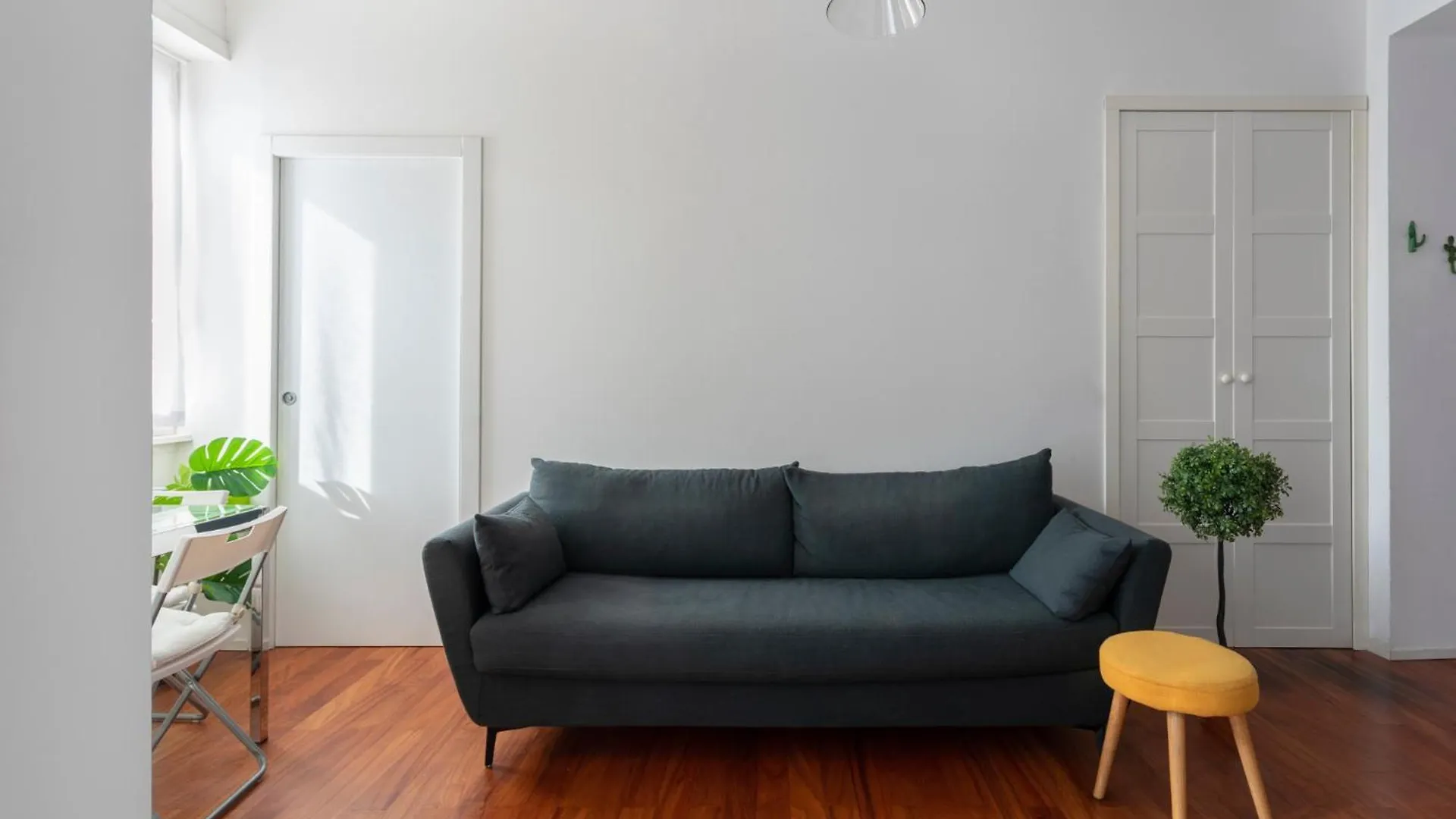 White & Beauty In Milan Center Apartment Italy