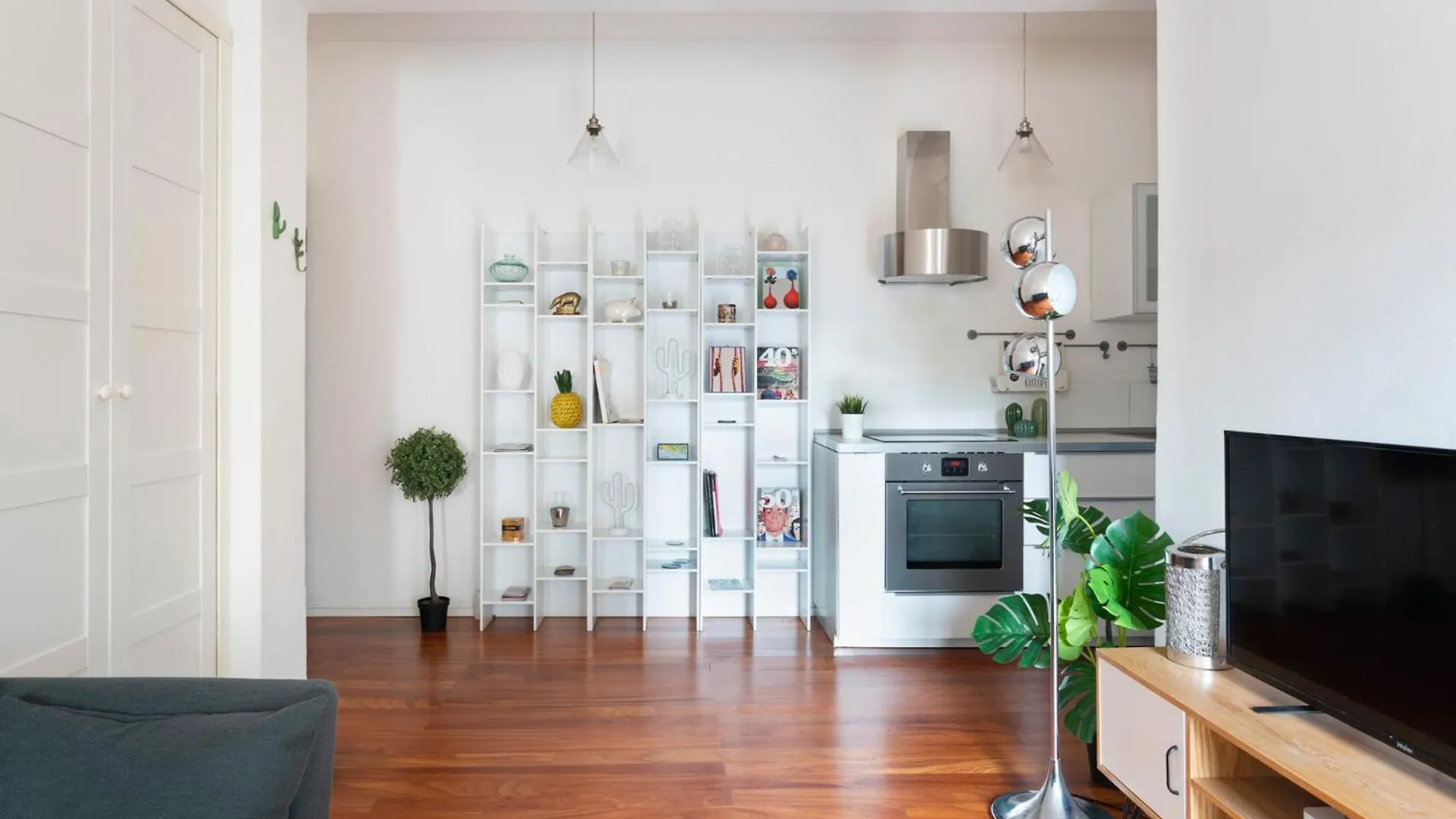 White & Beauty In Milan Center Apartment